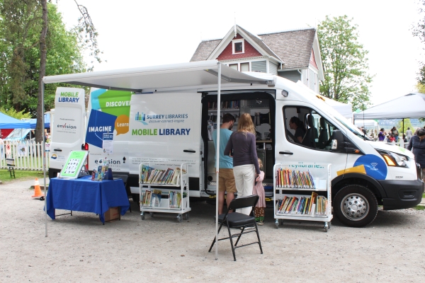 Mobile Library at Elgin with Family outside